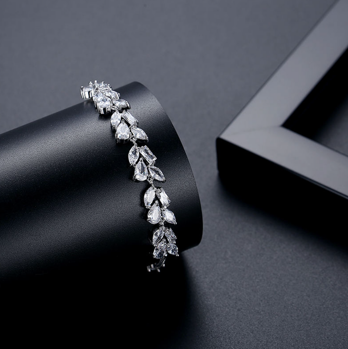 Adjustable Zircon Leaf Bracelet